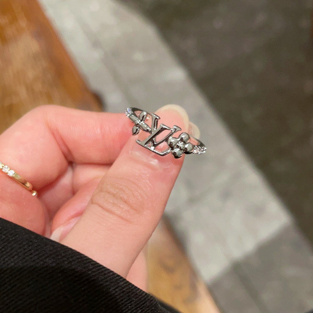 Louis Vuitton LV Initials Ring - Image 7