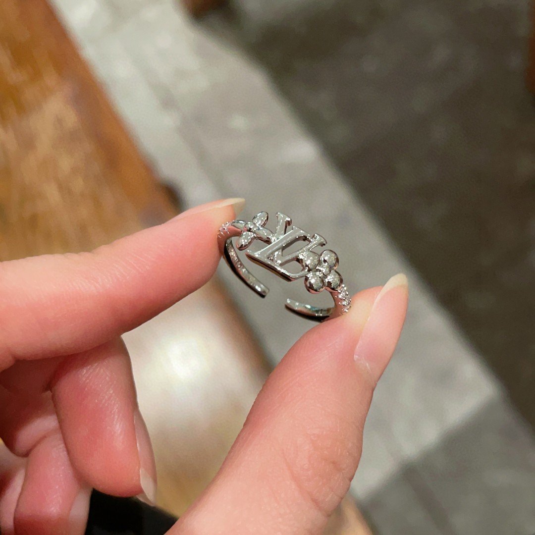 Louis Vuitton LV Initials Ring - Image 8