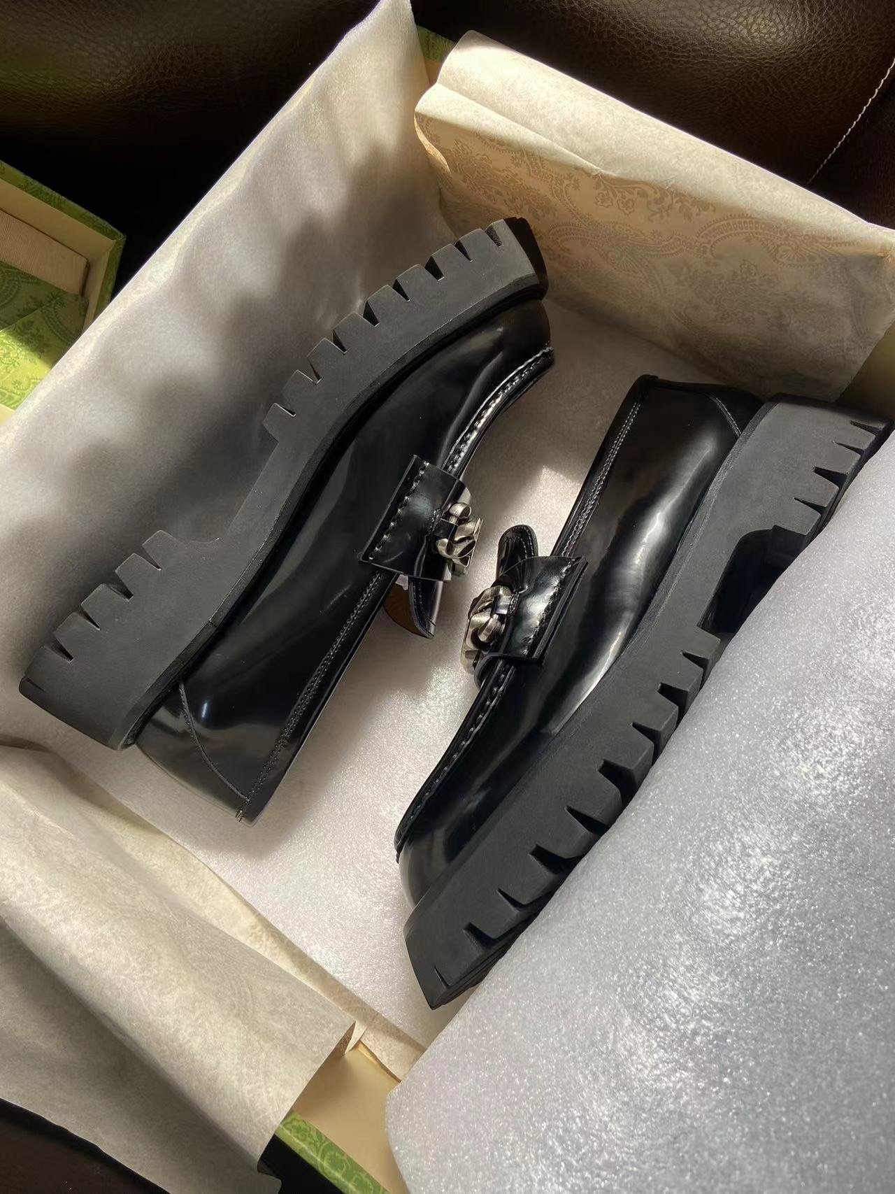 Gucci Interlocking G Chain Leather Loafers - Image 2