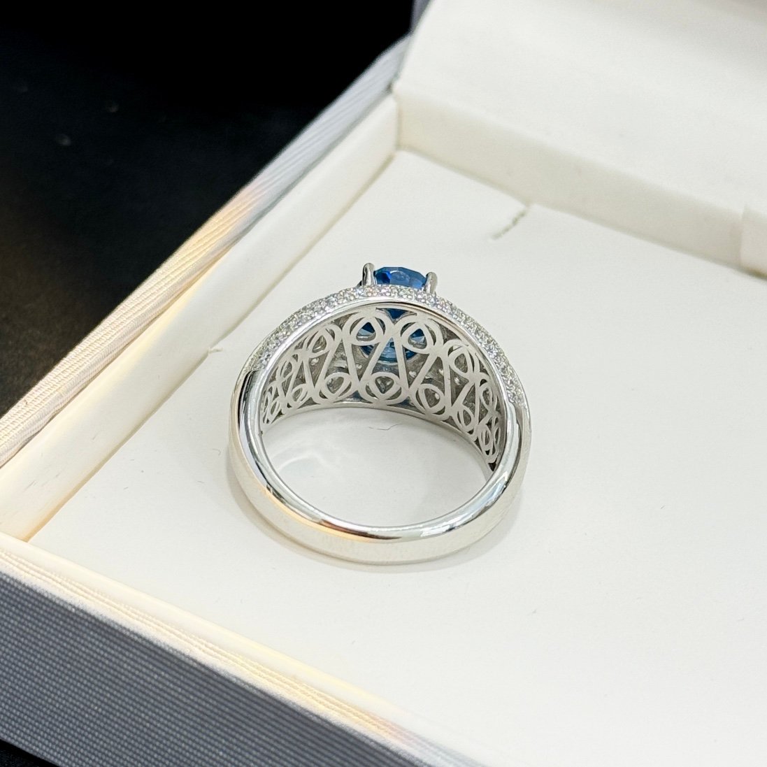 Royal Blue Sapphire & Diamond Band Ring - Image 6