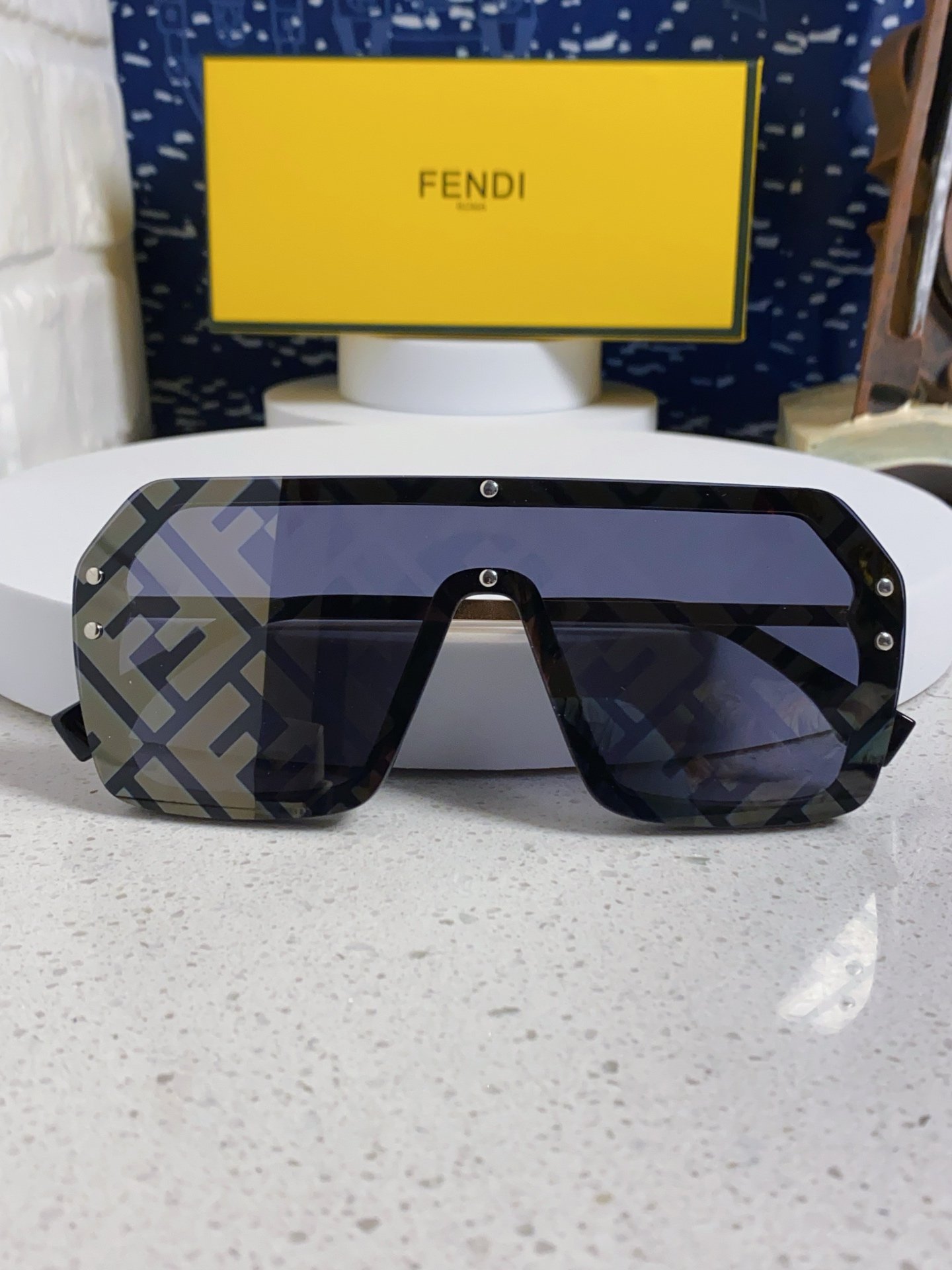 Fendi 2025 Oversized Square-Frame Sunglasses - Image 5