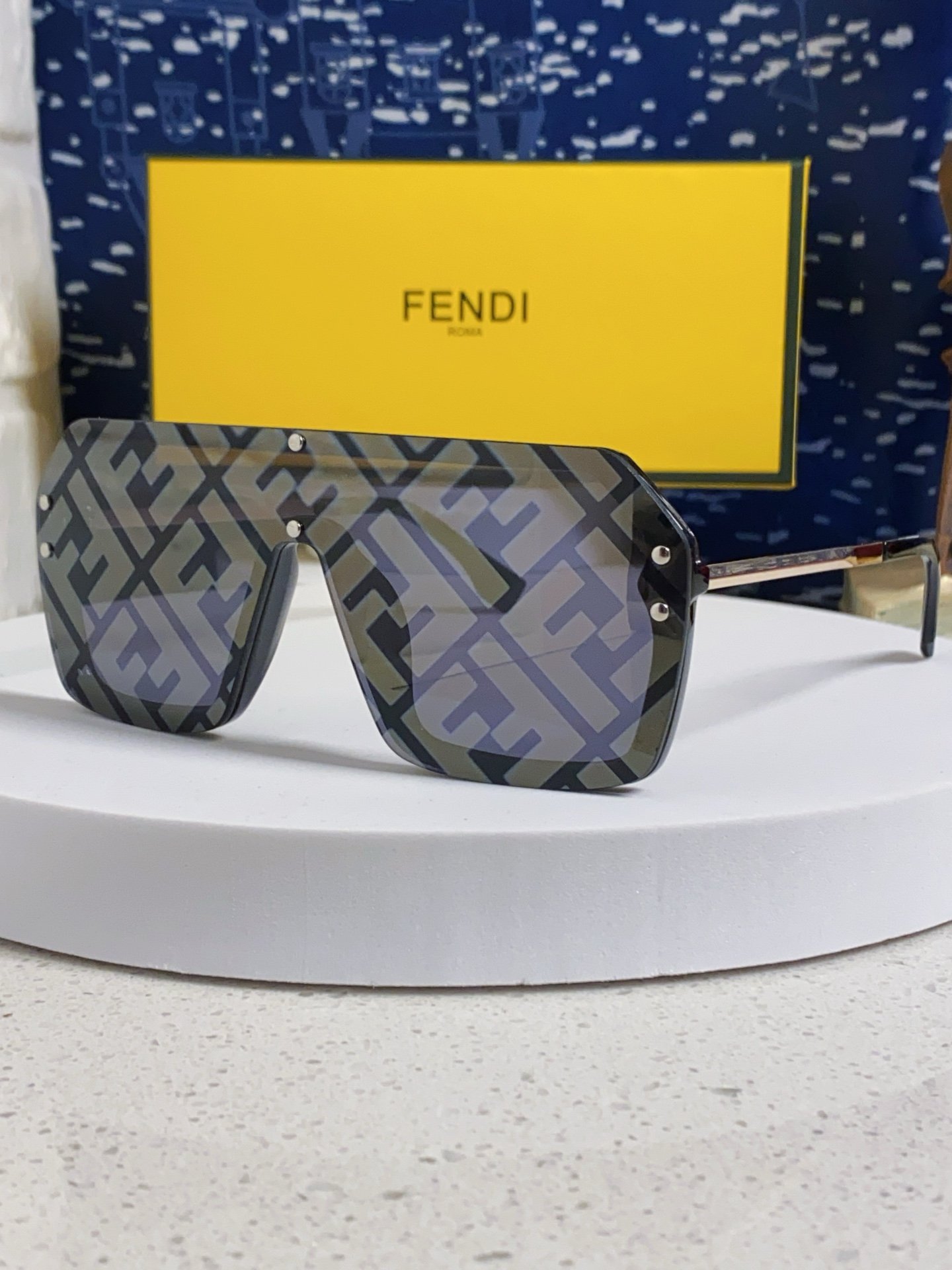 Fendi 2025 Oversized Square-Frame Sunglasses