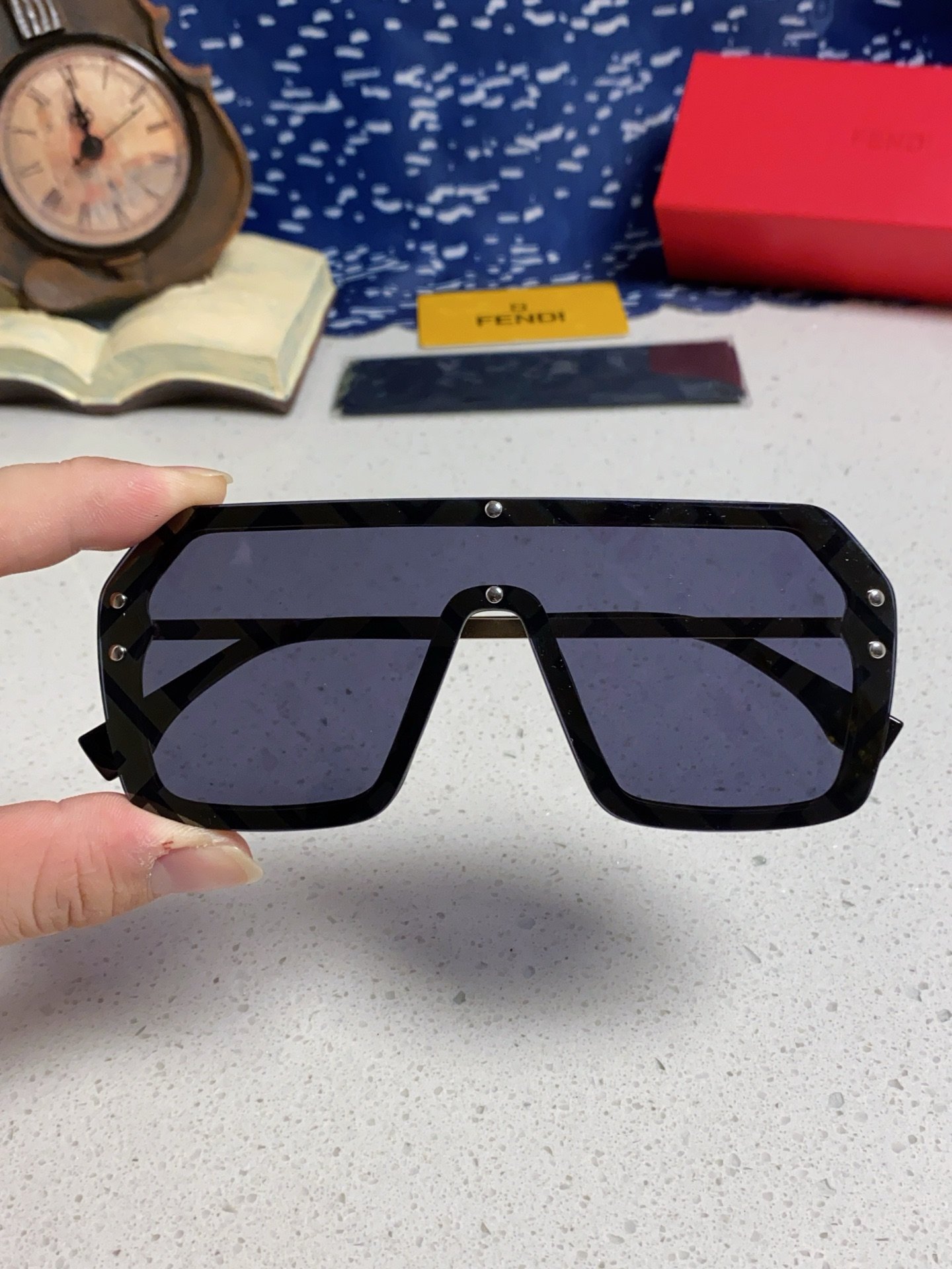 Fendi 2025 Oversized Square-Frame Sunglasses - Image 8