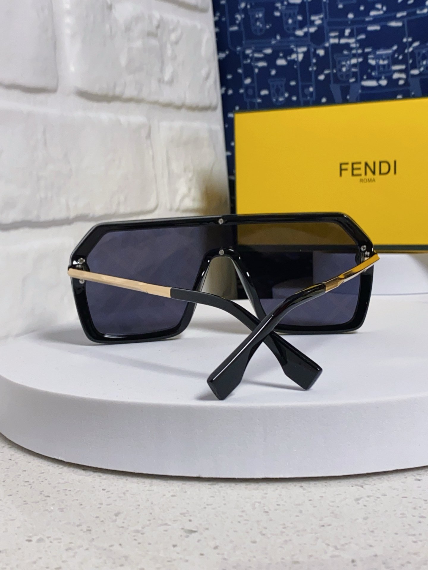 Fendi 2025 Oversized Square-Frame Sunglasses - Image 9
