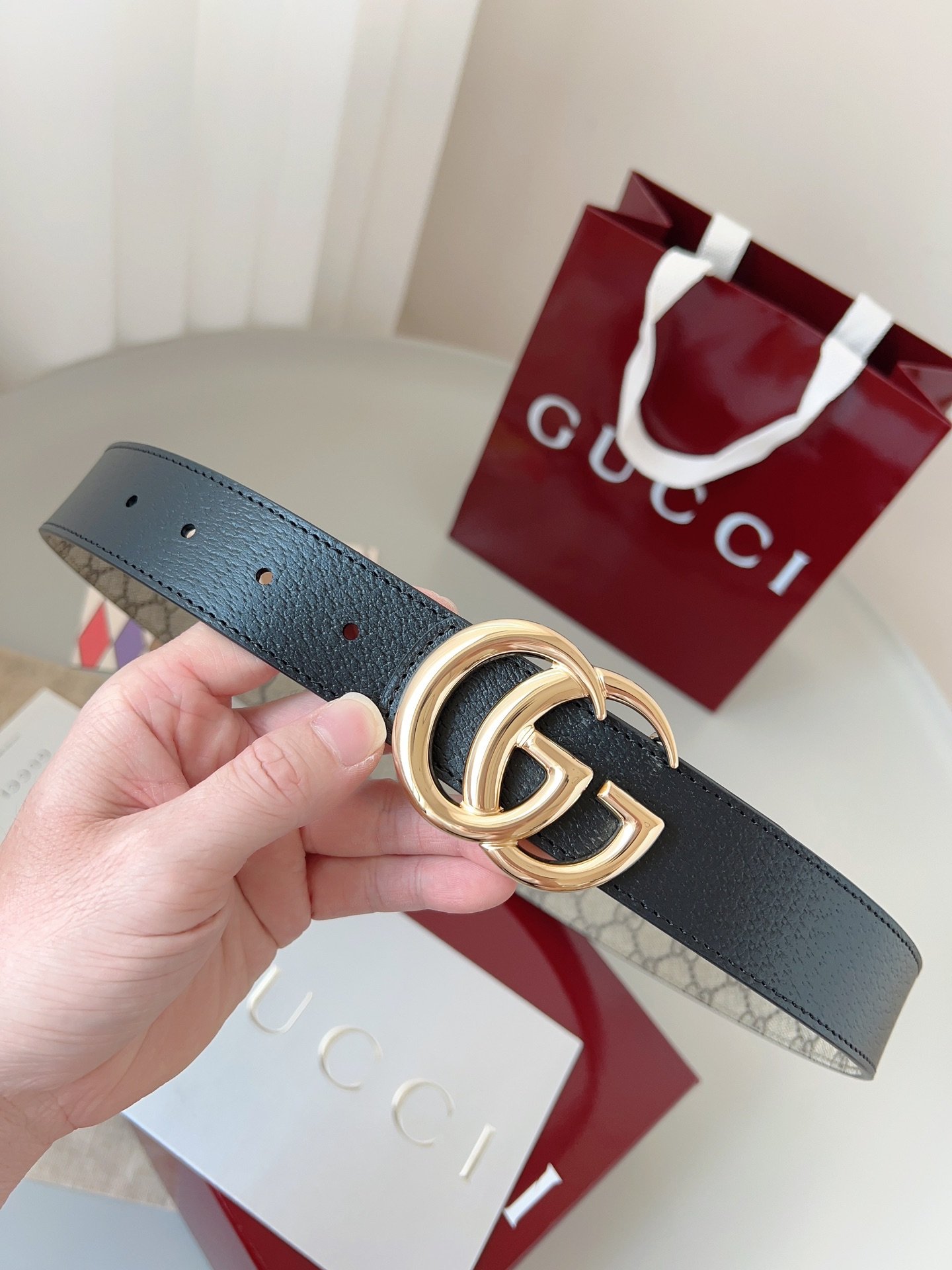 Gucci GG Leather Narrow Reversible Belt with Double G Buckle - Image 5