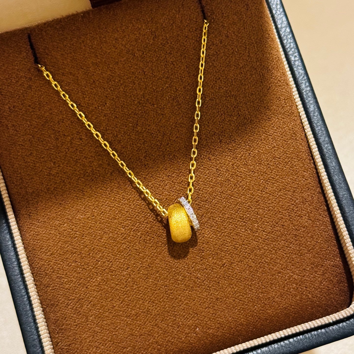 A6742 Double-Ring Gold Pendant Necklace - Image 4